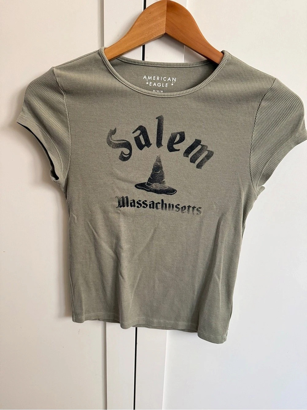 American Eagle Salem Massachusetts witch hat Graphic Tee in Green Size Medium